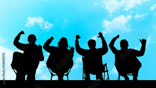アウトドアチェアに座って両手を上げる男女4人シルエット_ワイド