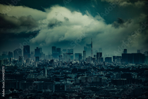 雲に覆われる東京の街