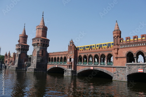 Oberbaumbrücke in Berlin mit U-Bahn