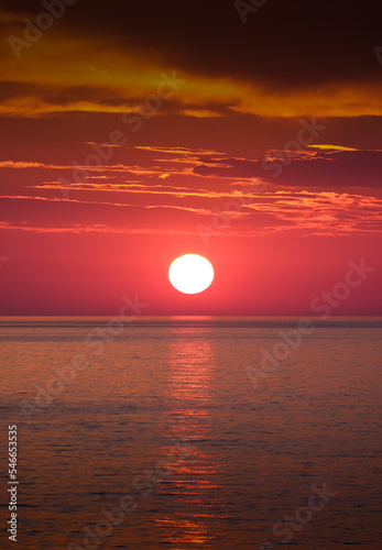 Intensiver sommerlicher Sonnenuntergang am Strand der griechischen Insel Kreta
