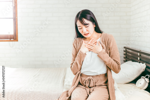 ベッドルームで心臓病・肺炎で苦しむ日本人女性 