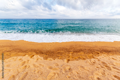 Paisaje de la costa mediterrania en playa d'aro en la costa brava con oceano azul precioso.