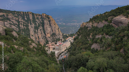 Montserrat to ponad tysiącletnia historia związana z figurką Czarnej Madonny, patronki Katalonii. Znajdujący się tam benedyktyński klasztor jest symbolem tożsamości narodowej Katalończyków. Warto zwie
