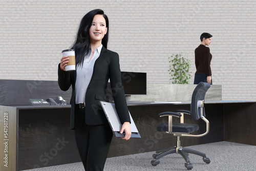 ノートパソコンとコーヒーカップを持ってデスクから立ち上がり歩いているビジネスウーマン