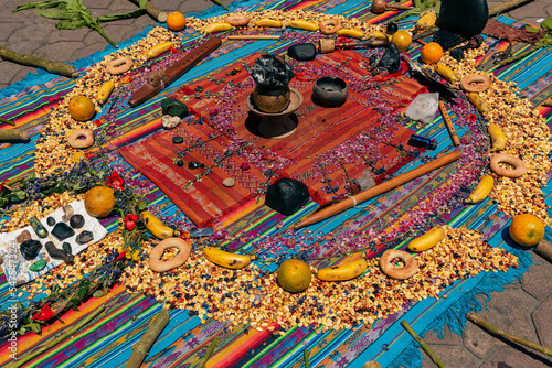 Ritual indígena andino en Otavalo Ecuador Sur America donde comparten alimentos de la tierra comida entre todos los indígenas otavalos