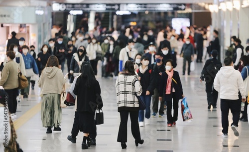 Crowd of people wearing masks walking to work in Osaka, JAPAN (大阪の雑踏)