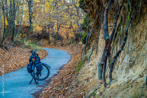 rowerem z sakwami w podróży jesienią, szlak rowerowy na Śląsku w Polsce 