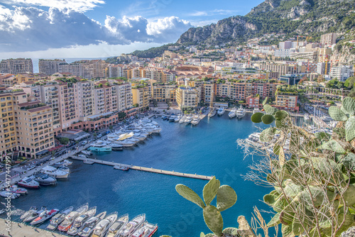 Panorama sur le quartier de Fontvieille à Monaco, construit sur un polder au pied des falaises de la tête de chien