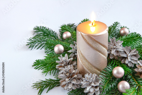 Bożonarodzeniowe tło ze świecą, gałązkami jodły, szyszkami, bombkami i ozdobami