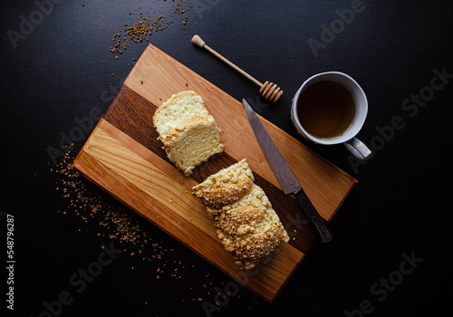 drewniana deska z ciastem i nożem, w kuchni, kulinarne, potrawy, ciasto, blat kuchenny, deska do krojenia