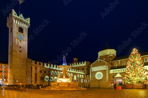 Piazza del Duomo a Trento con la fontana del Nettuno e Albero di Natale