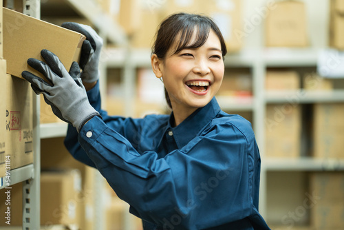 倉庫内作業をする日本人女性