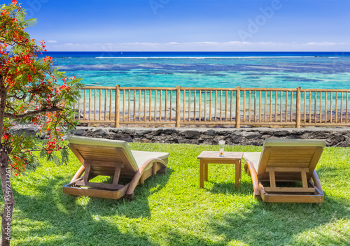 Terrasse tropicale face au lagon réunionnais
