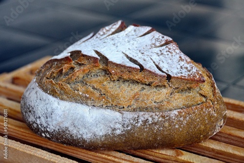 Pan de espelta con algas espirulinas, elaborado de forma artesanal, con un exquisito sabor a pan tradicional