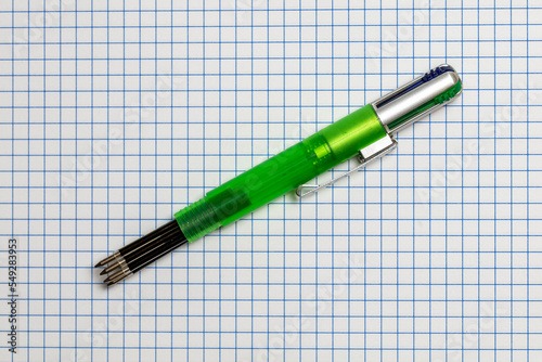 Bolígrafo de 4 colores sobre la hoja cuadriculada de una libreta