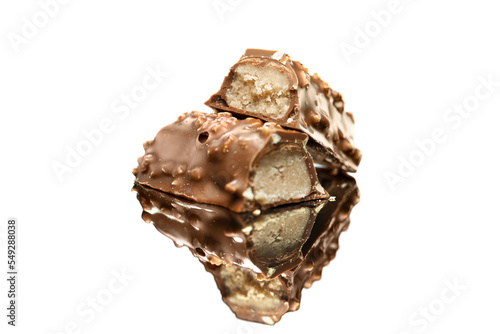 Baton marcepanowy w polewie czekoladowej z kawałkami orzechów, na jednolitym białym tle. 