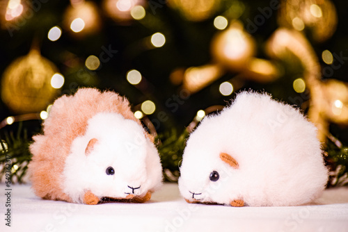 Escenas de navidad con mini pesebres hechos a mano con materiales reciclados. Animales hechos de alpaca con lana color blanco. Fondo navideño blanco y verde con dorado. Escenas de indígenas andinos.