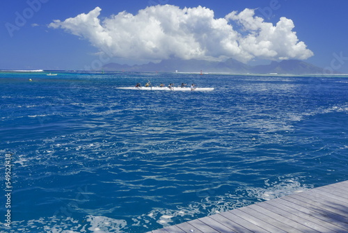 pirogue dans le lagon de tahiti