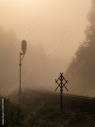 Tory kolejowe w porannej mgle