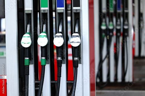Dystrybutor paliwa na stacji benzynowej w europie z tablicą z dużymi cenami.