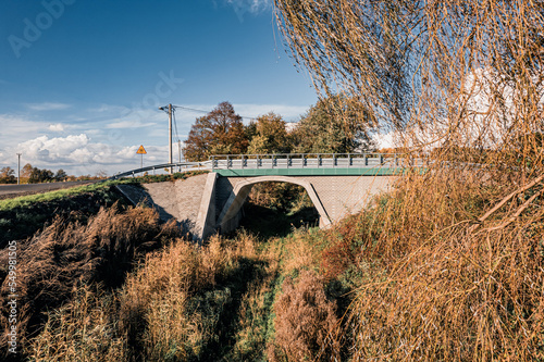 Most drogowy wybudowany nad starym torowiskiem, wieś Bluszczów na Śląsku w Polsce, gmina Gorzyce jesienią.