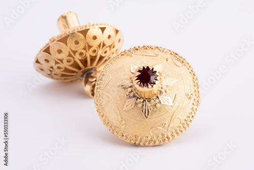 Gioiello, bottone tradizionale sardo in oro su fondo bianco