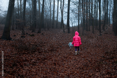 Dziecko samotne w lesie