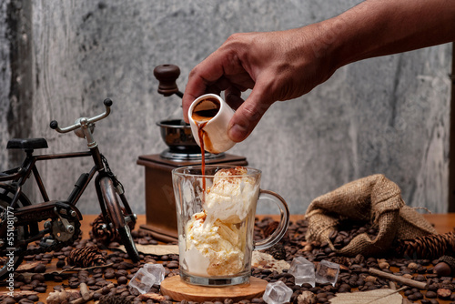 Barista przygotowuje kawę afforgato — affogato al caffe — włoski deser na bazie gałki lodów i espresso