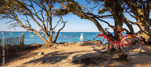 Vieux vélo rouge sur le littoral Vendée, île de Noirmoutier en France.