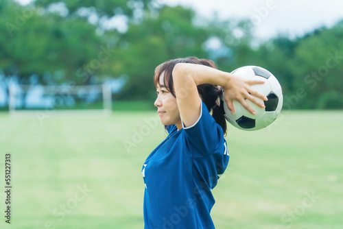 スローインしようとするフットサル・女子サッカー選手 