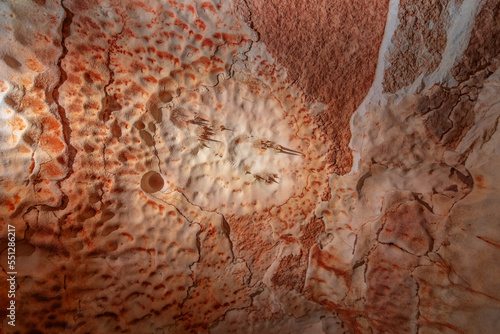 Formations géologiques de stalactites et stalagmites dans une grotte souterraine. 