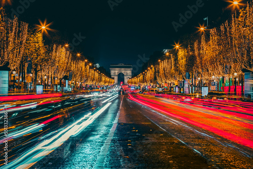 Longue exposition des Champs Elysées pendant les fêtes de Noël