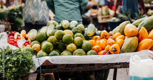venta de frutas y verduras como toronja, cocona, pepino, papaya, ají dulce, culantro, etc; en el mercado de la ciudad de Yurimaguas, Loreto - Perú