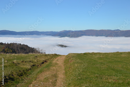 les montagnes dans les nuages, au dessus des nuages dans les Vosges 