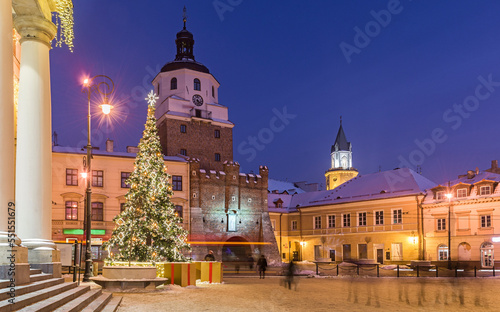 Świąteczny klimat w Lublinie. Dekoracje świąteczne w Polsce. Festiwal iluminacji świątecznych. Święta Bożego Narodzenia. Nowy rok w Lublinie. Brama krakowska. Choinka świąteczna