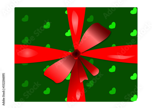 Cadeau de Noël empaqueté dans un papier vert orné de cœurs et d'un ruban rouge