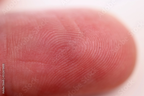 Linie papilarne widoczne na palcu człowieka. 