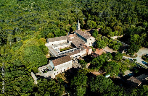 Abbaye du Thoronet dans le Var au milieu de forêt