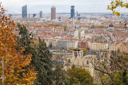 panorama de la ville de Lyon en automne depuis la colline de fourvière