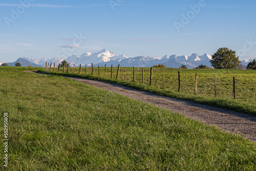 chemin de campagne avec vue sur les Alpes et le Mont -Blanc