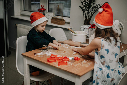 Dzieci wycinają wzroki z ciasta na świąteczne pierniki