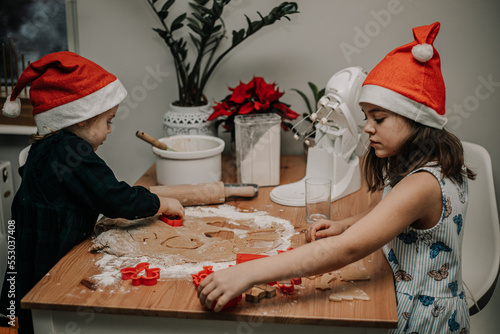 Dzieci wycinają wzroki z ciasta na świąteczne pierniki