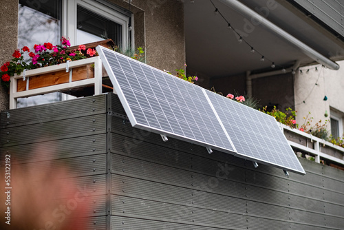 Balkonkraftwerk aus Solarpanelen an einem Haus in Düsseldorf