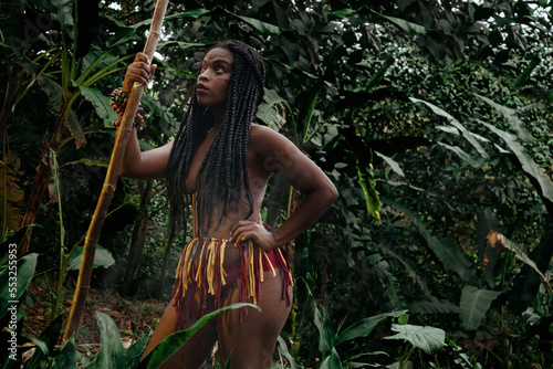 Mujer nativa afroamericana en la selva muestra su cultura