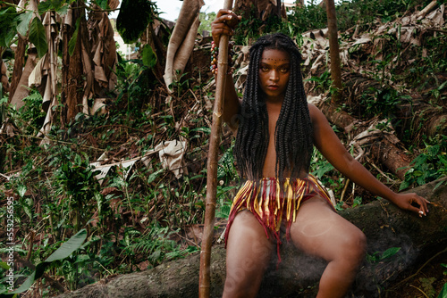 Mujer nativa afroamericana en la selva muestra su cultura