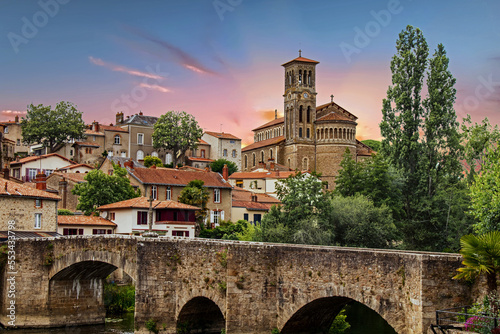 Clisson. Eglise Notre-Dame et Pont de la Vallée sous soleil couchant. Loire-Atlantique. Pays de la Loire