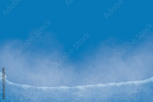 Lodowa framuga na niebieskim tle, zimowa sceneria, zima.
