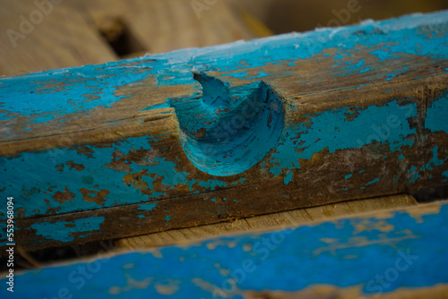 Macro di un pezzo di legno dipinto di azzurro, recuperato sulla spiaggia, portato dal mare in tempesta