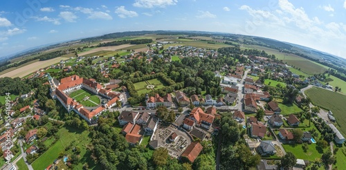 Das Chorherren-Stift Reichersberg im oberöstereichischen Innkreis im Luftbild