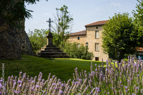 Croix située à côté de l'église catholique de Chalus, Limagne du Lembron, Issoire, Puy-de-Dôme, Auvergne-Rhône-Alpes, France
